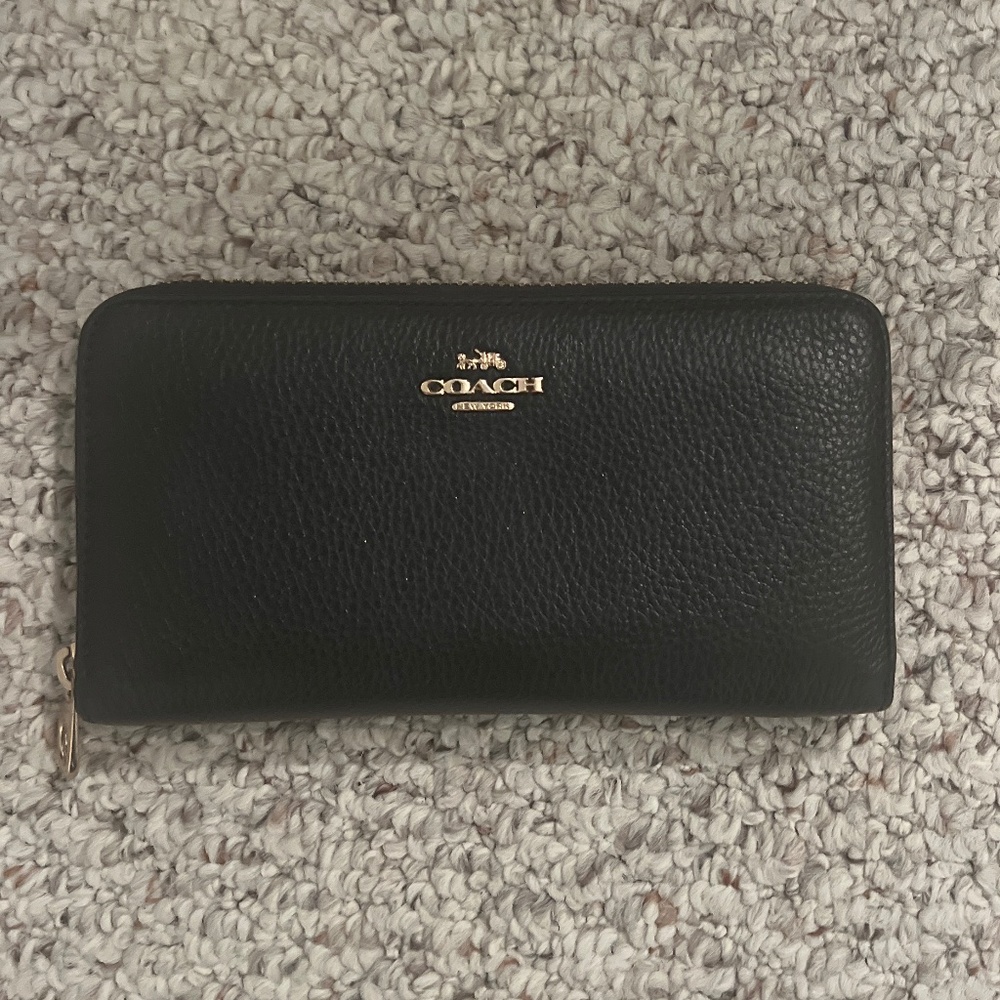 Coach Black Women’s Wallet (Authentic)
